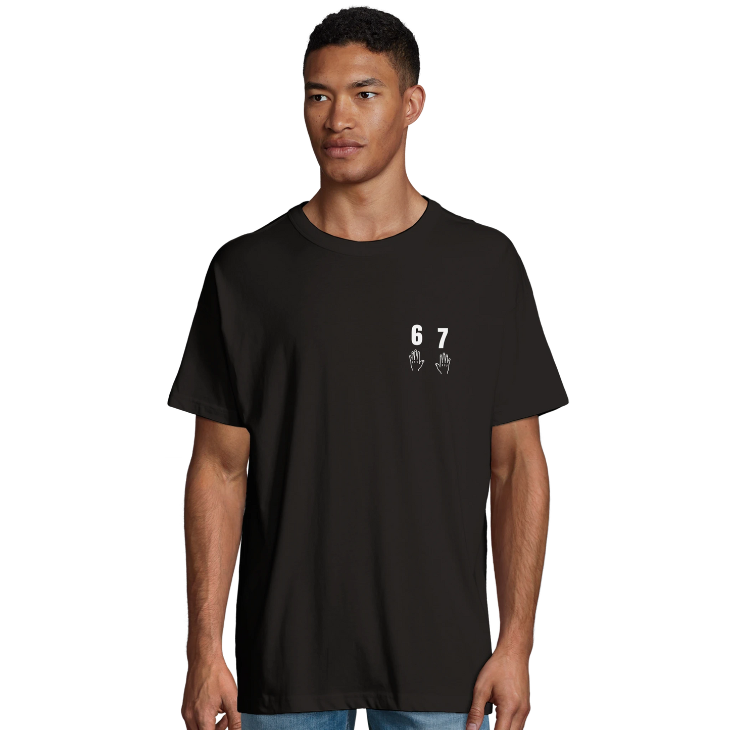 Manlig modell som bär GBGMotivs svarta T-shirt med boxig passform och det blåvita 6-7-trycket på bröstet.